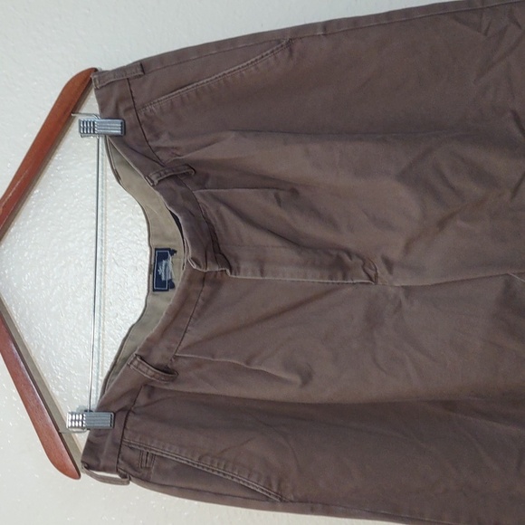 USED DOCKERS SIZE W40 L29 RELAXED FIT HAS BLEACH STAIN AS SEEN IN PHOTOS - Picture 4 of 9